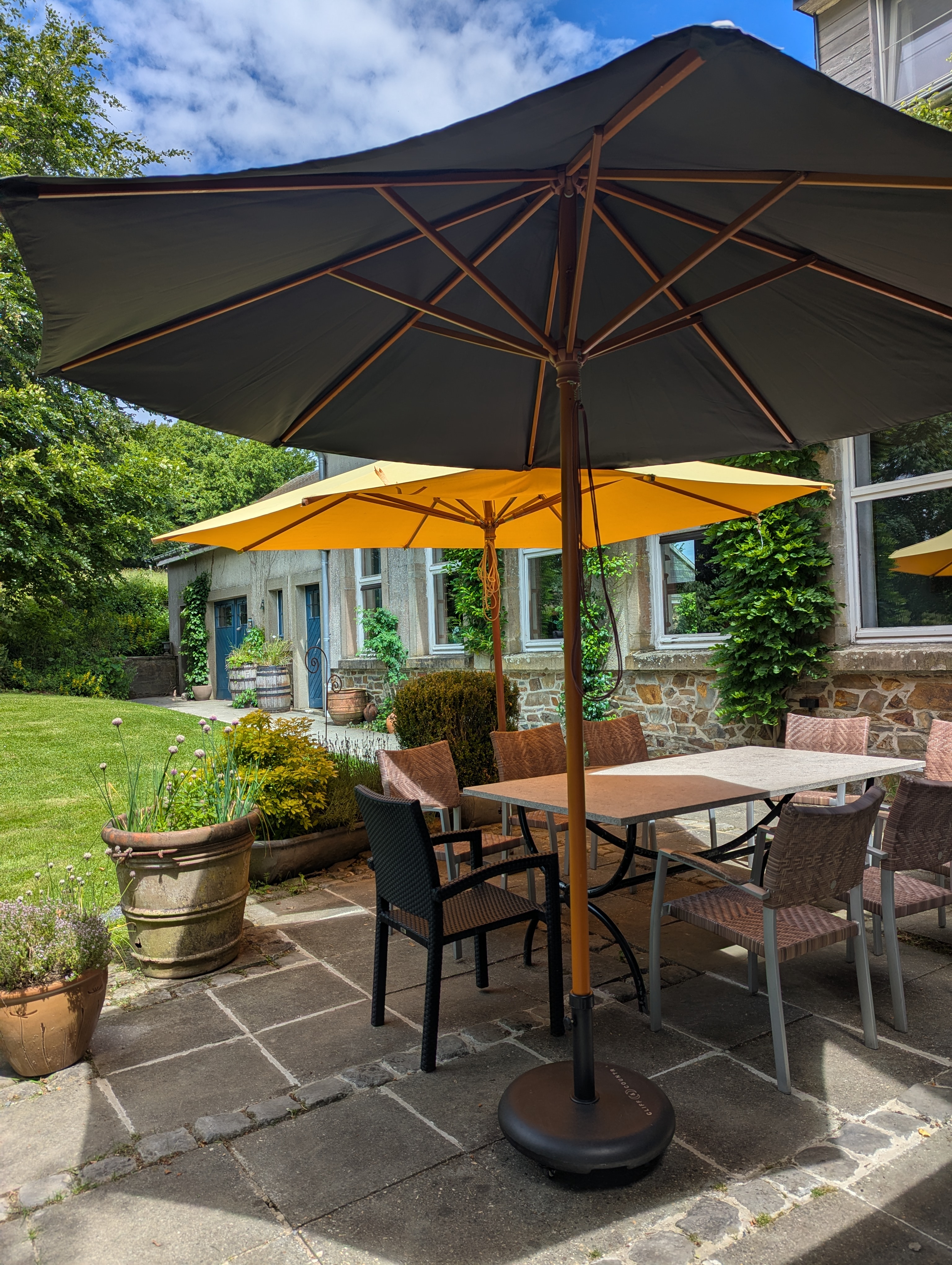 Cachée derrière la maison, la terrasse vous invite